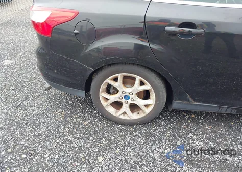 2014 Ford Focus Titanium из США, поврежденный, VIN 1FADP3J27EL226630